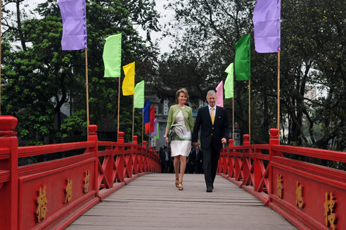 Belgian Crown Prince and Princess visit Ngoc Son Temple